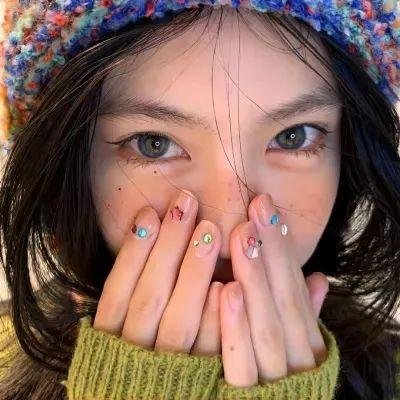 走在雪地上的人
